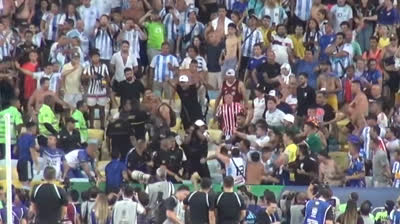 Schlägerei zwischen Fans beim Spiel Brasilien gegen Argentinien